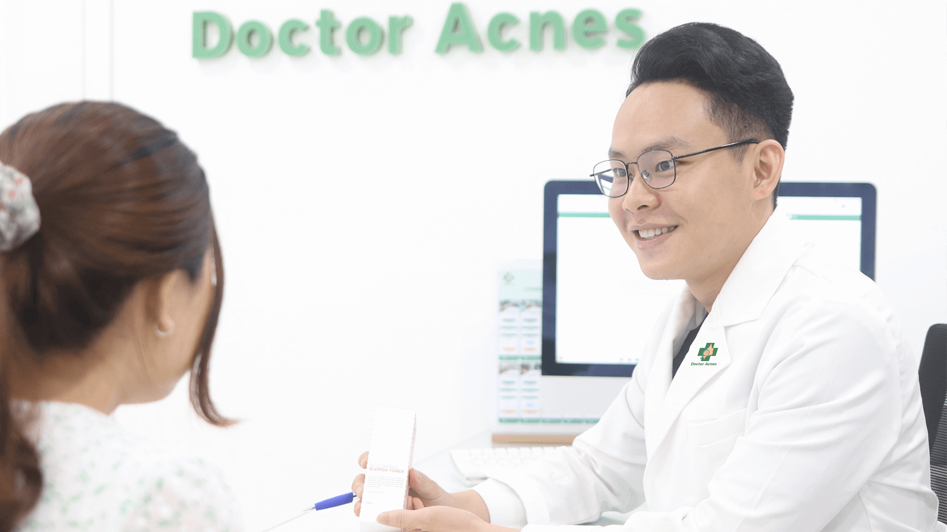 Bác sĩ đang khám da cho khách hàng - Doctor Acnes