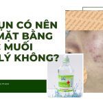 Da mụn có nên rửa mặt bằng nước muối sinh lý không?