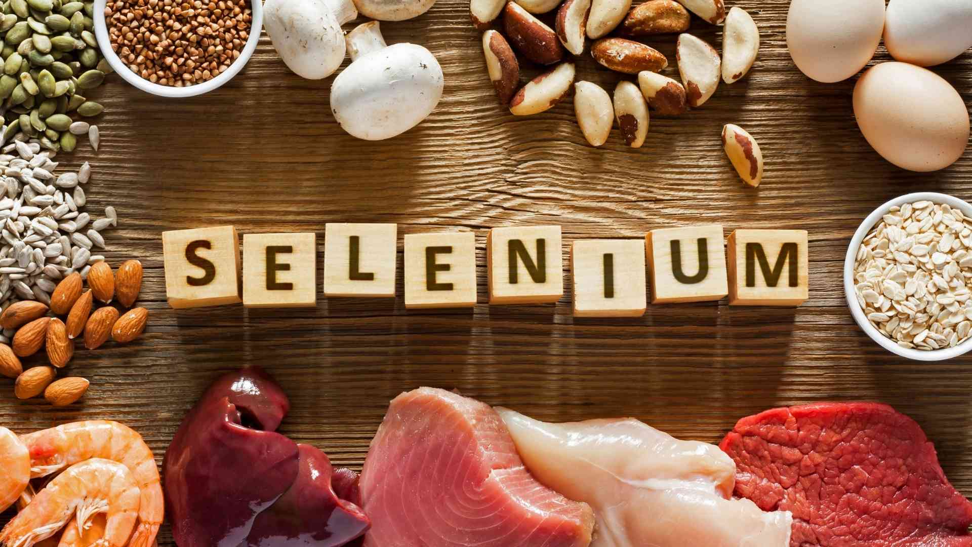 Selenium điều hòa quá trình tiết bã nhờn và có tác dụng kháng viêm