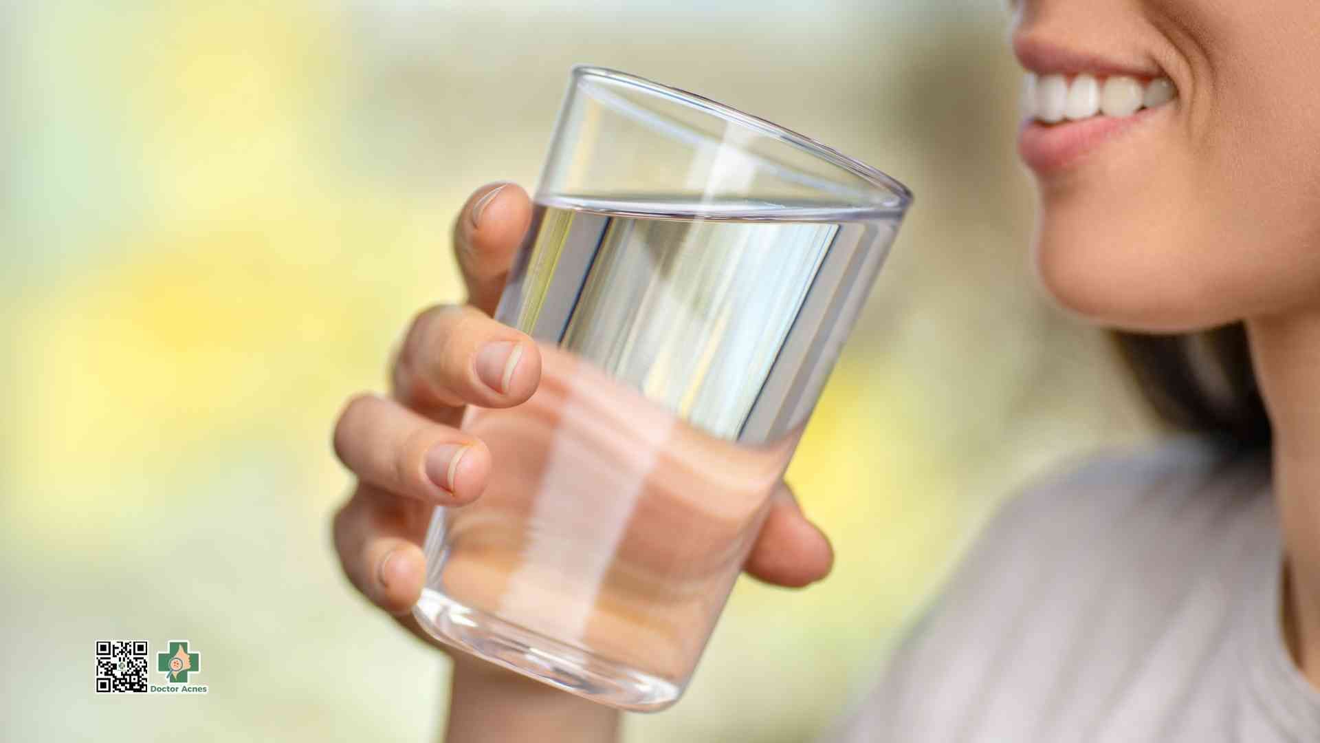 Uống nhiều nước giúp làm ẩm da tốt hơn, qua đó ngăn ngừa mụn