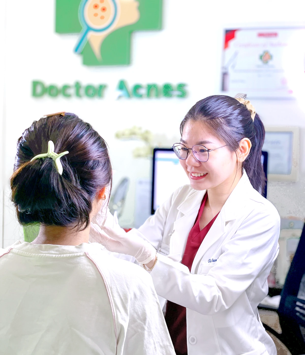 Bác sĩ Da liễu thăm khám Doctor Acnes 2024