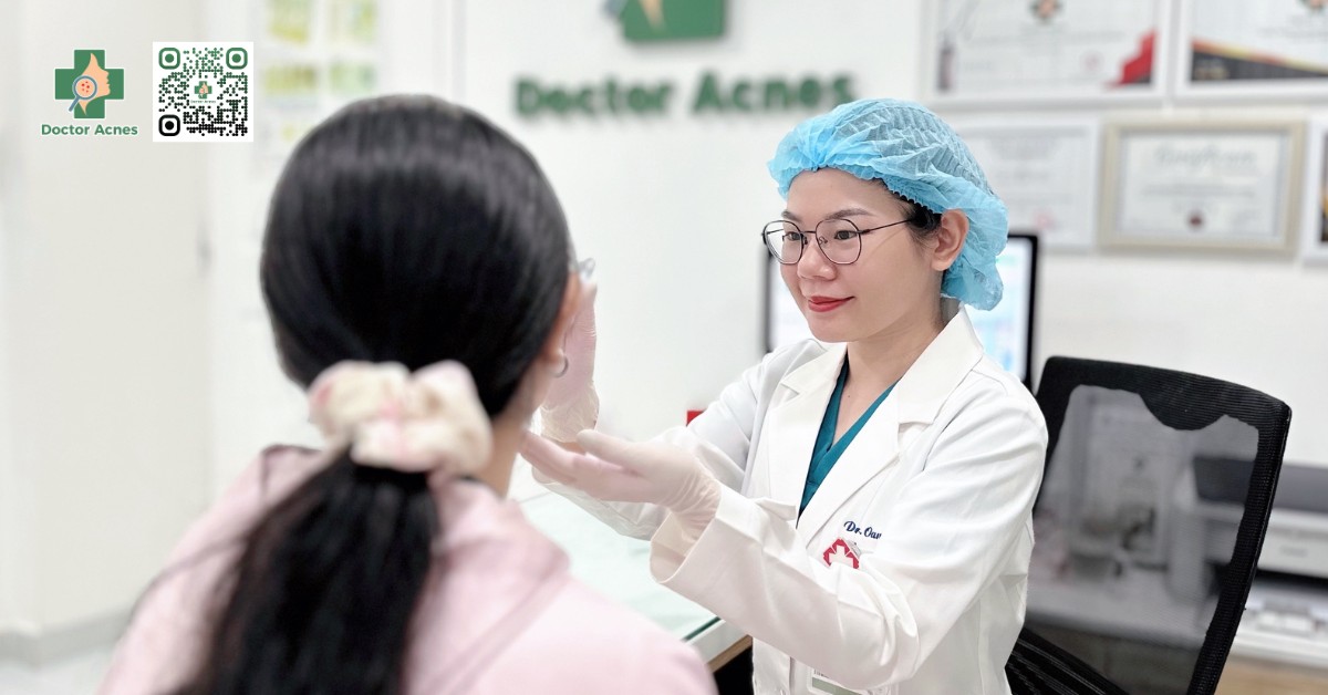 bác sĩ da liễu thăm khám
