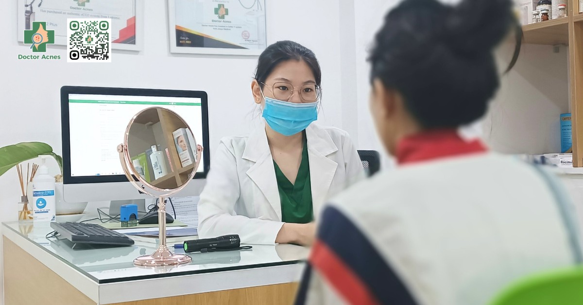bác sĩ thăm khám tại doctor acnes