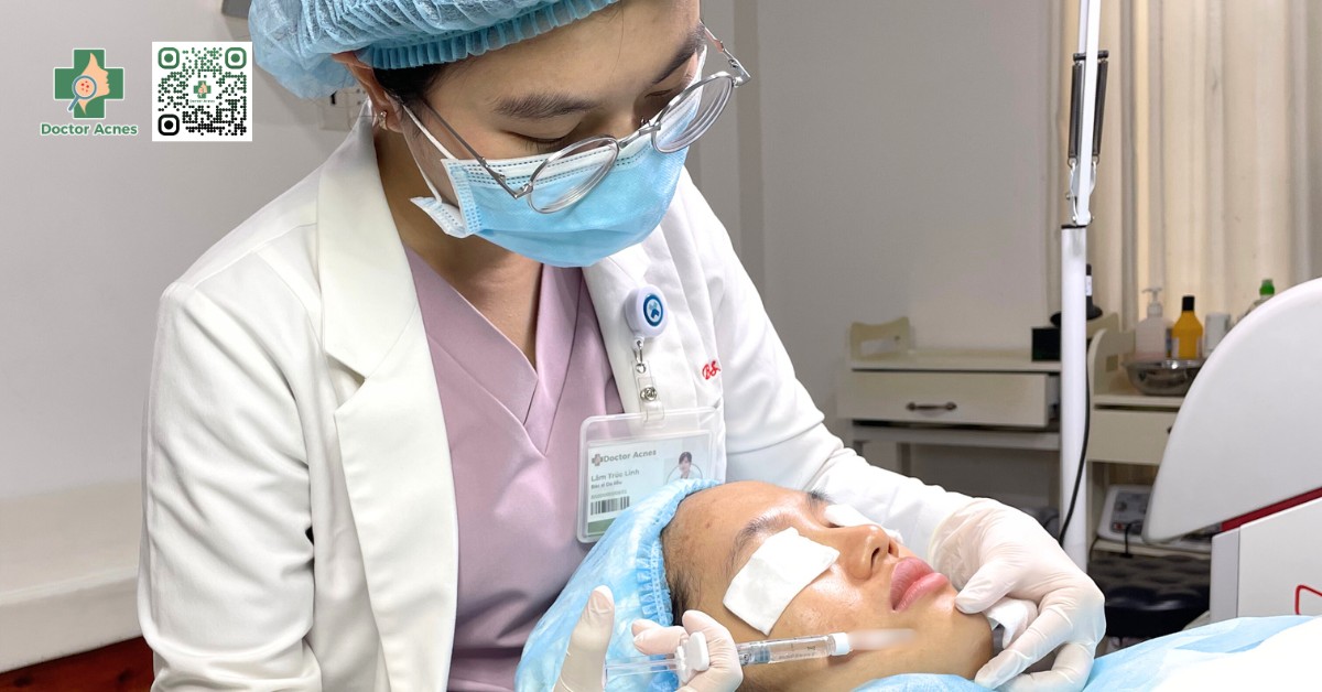 bác sĩ thực hiện tiêm rejuran healer
