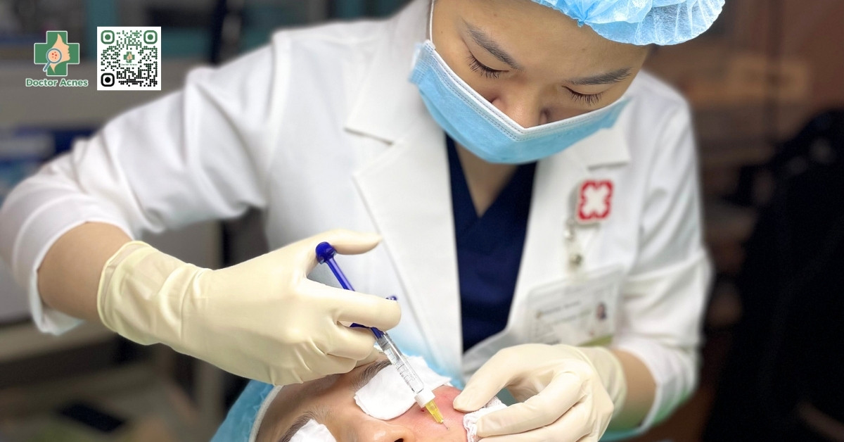 bác sĩ thực hiện tiêm rejuran